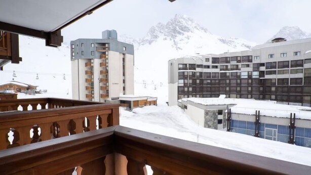 A snow-covered mountain landscape with modern buildings in the background. - Le Hameau du Borsat (Val Claret) by Interhome (Tignes)