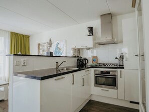 Fridge, microwave, dishwasher, cookware/dishes/utensils - Vacation home Assum by Interhome (Uitgeest)