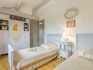 3 chambres, fer et planche Ă repasser