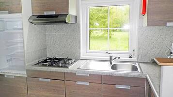 Fridge, microwave, dishwasher, cookware/dishes/utensils