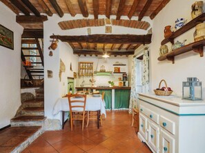 Kühlschrank, Mikrowelle, Toaster, Kochgeschirr/Geschirr/Besteck