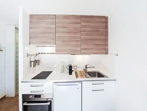 冷蔵庫、電子レンジ、調理器具と食器