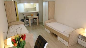 1 bedroom, desk, WiFi