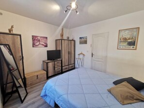 1 chambre, fer et planche à repasser, accès Internet