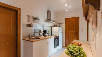 Kühlschrank, Ofen, Toaster, Kochgeschirr/Geschirr/Besteck