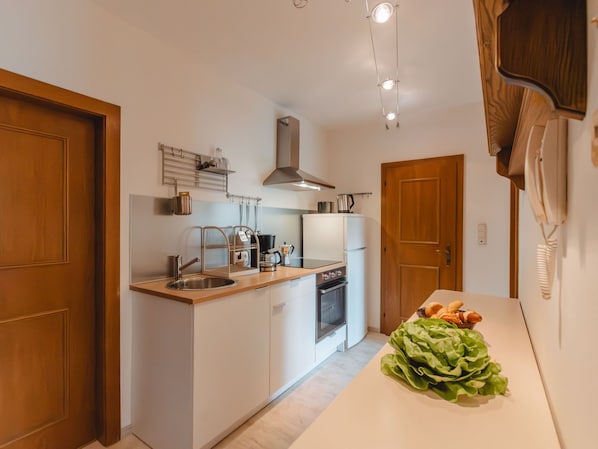 Kühlschrank, Ofen, Toaster, Kochgeschirr/Geschirr/Besteck