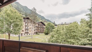 Un hotel con numerosi balconi affacciati su un paesaggio montuoso.