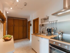 Kühlschrank, Ofen, Toaster, Kochgeschirr/Geschirr/Besteck