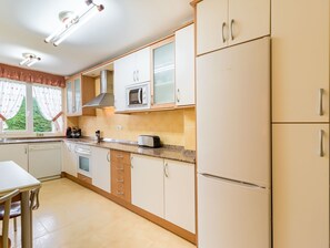 Refrigerador, microondas, lavavajillas y utensilios de cocina 