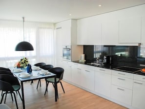 Kühlschrank, Ofen, Geschirrspüler, Hochstuhl