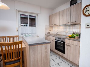 Kühlschrank, Mikrowelle, Ofen, Geschirrspüler