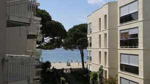 Un immeuble moderne doté de balcons donnant sur une plage.
