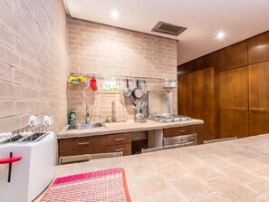 Kühlschrank, Kochgeschirr/Geschirr/Besteck, Esstisch