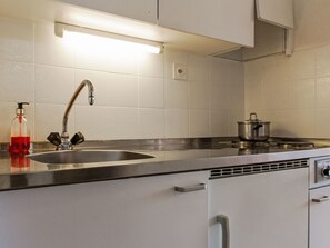 Kühlschrank, Mikrowelle, Hochstuhl, Kochgeschirr/Geschirr/Besteck