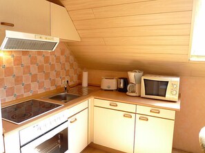 Refrigerador, microondas, horno, utensilios de cocina