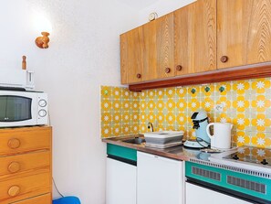 Réfrigérateur, micro-ondes, batterie de cuisine, vaisselle et ustensiles