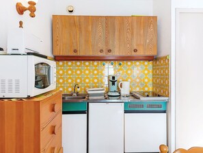 Kühlschrank, Mikrowelle, Kochgeschirr/Geschirr/Besteck