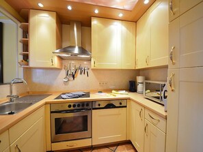 Kühlschrank, Mikrowelle, Ofen, Geschirrspüler