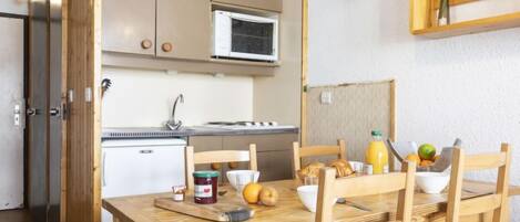 Fridge, oven, cookware/dishes/utensils