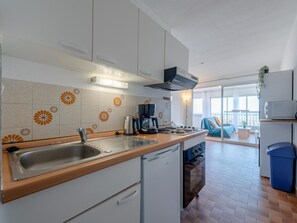 Fridge, microwave, oven, cookware/dishes/utensils - Les Cyclades by Interhome (Port Leucate)