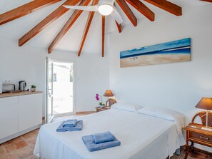 6 bedrooms, desk, Internet