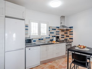 Kühlschrank, Mikrowelle, Ofen, Geschirrspüler