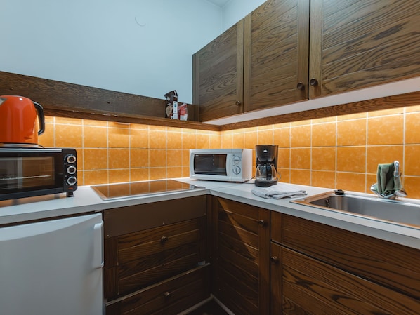Kühlschrank, Mikrowelle, Kochgeschirr/Geschirr/Besteck