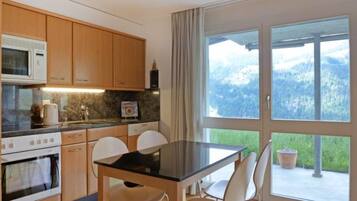 Kühlschrank, Mikrowelle, Ofen, Geschirrspüler