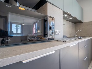 Kühlschrank, Mikrowelle, Toaster, Kochgeschirr/Geschirr/Besteck