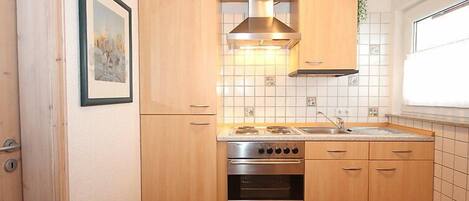 Frigorífico, horno y utensilios de cocina