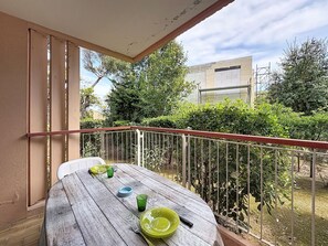 Outdoor dining - Les Amphores by Interhome (Saint Aygulf)