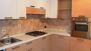 Kühlschrank, Mikrowelle, Ofen, Geschirrspüler