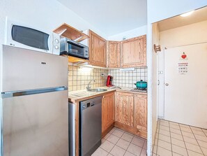 Een koelkast, een microgolfoven, een oven, een vaatwasser