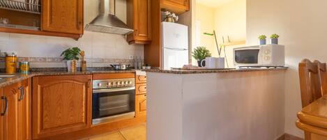 ثلاجة، ميكروويف، فرن، كرسي للأطفال