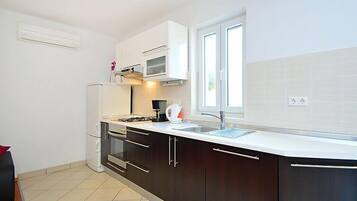 Kühlschrank, Ofen, Geschirrspüler, Kochgeschirr/Geschirr/Besteck