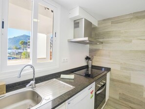 Jääkaappi, mikroaaltouuni, uuni, astianpesukone