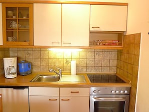 KĂŒhlschrank, Ofen, Kochgeschirr/Geschirr/Besteck