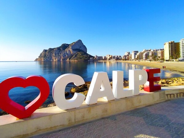 A beach with the words "CALPE" and a heart symbol. - Apolo IV by Interhome (Calpe/Calp)