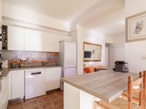 Réfrigérateur, four à micro-ondes, un four, lave-vaisselle