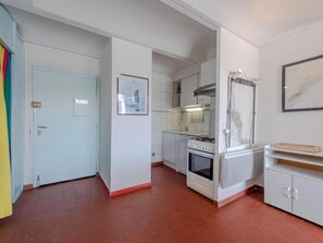 冷蔵庫、オーブン、食器洗い機、調理器具と食器