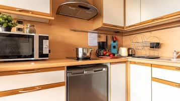 Réfrigérateur, batterie de cuisine, vaisselle et ustensiles