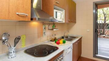 Jääkaappi, mikroaaltouuni, uuni, astianpesukone