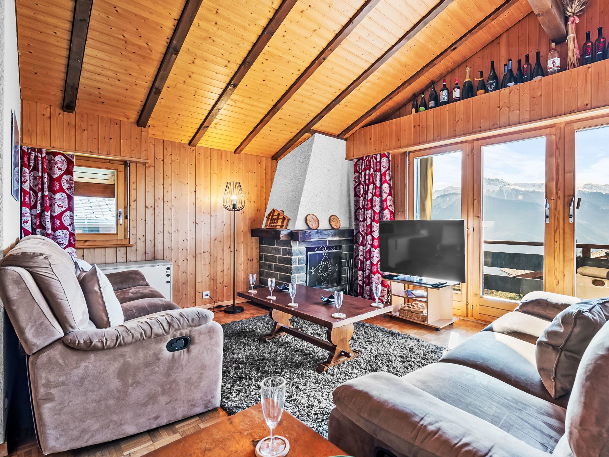 Télévision à écran plat, cheminée