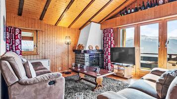 Télévision à écran plat, cheminée