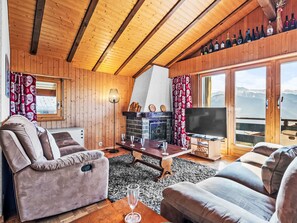 Televisor de pantalla plana i llar de foc