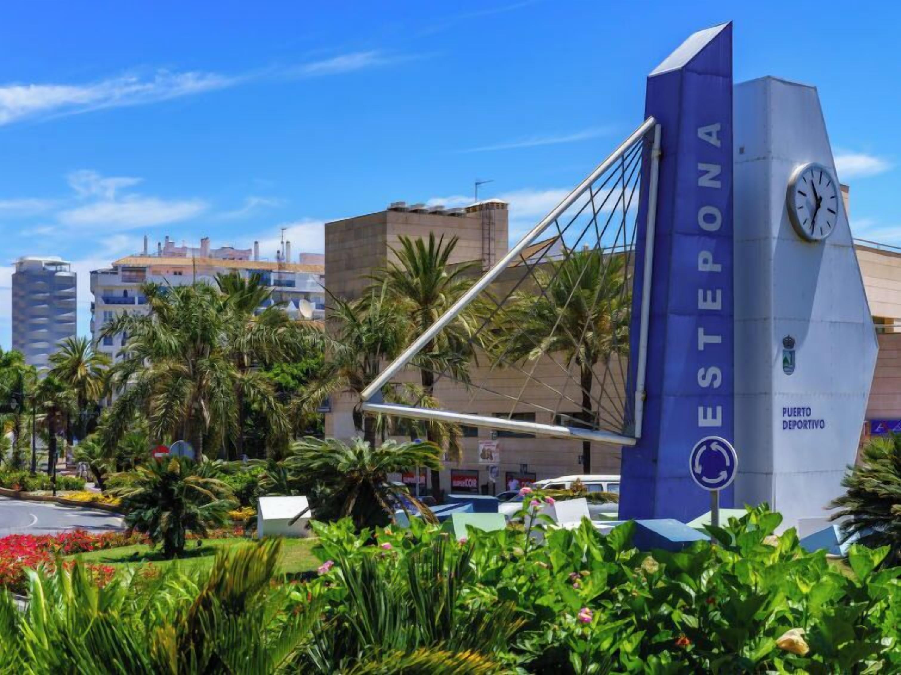 Un edificio moderno con una torre dell'orologio ben visibile e la scritta 'ESTEPONA' sulla facciata.
