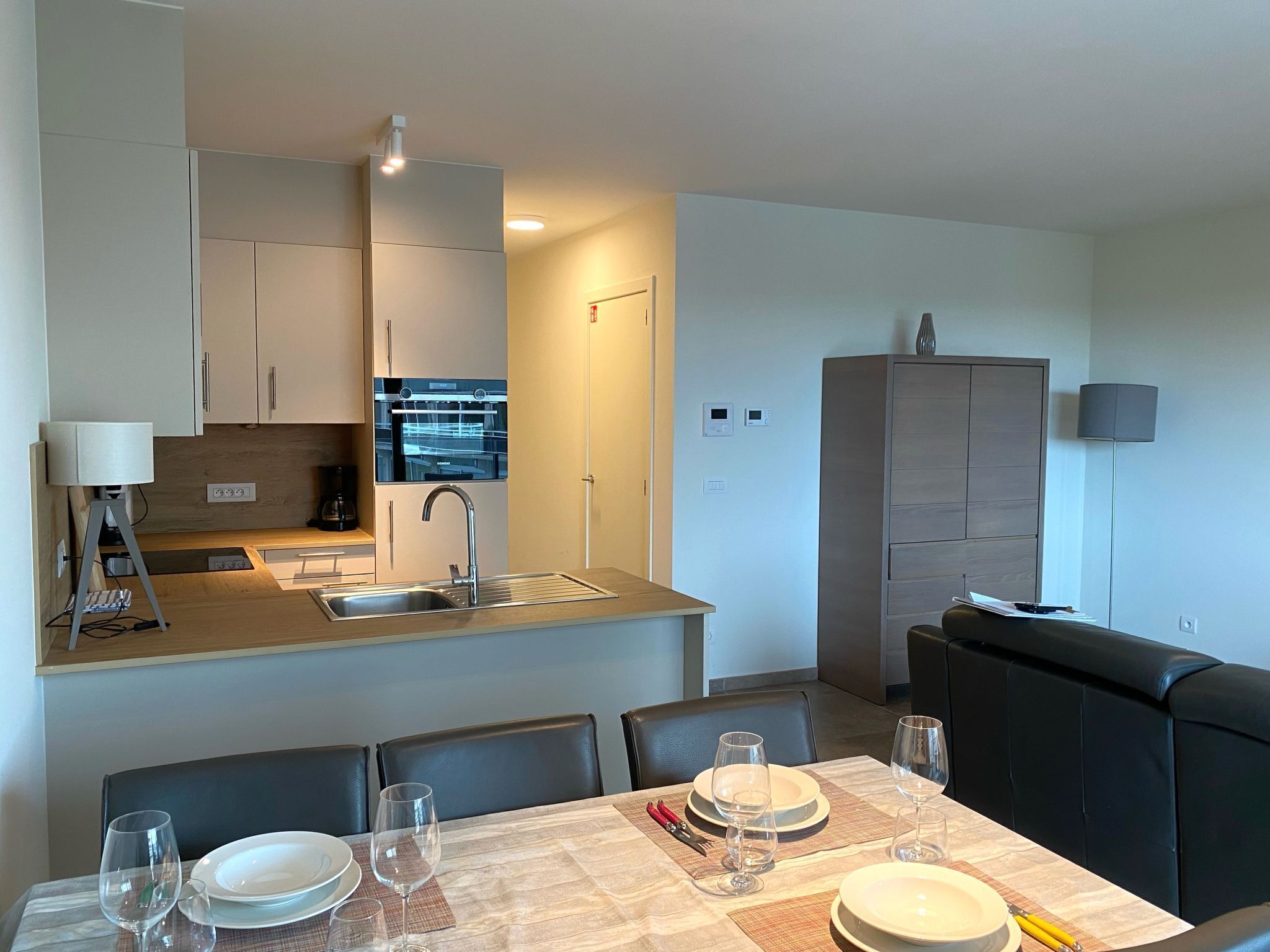 Réfrigérateur, micro-ondes, lave-vaisselle, chaise haute