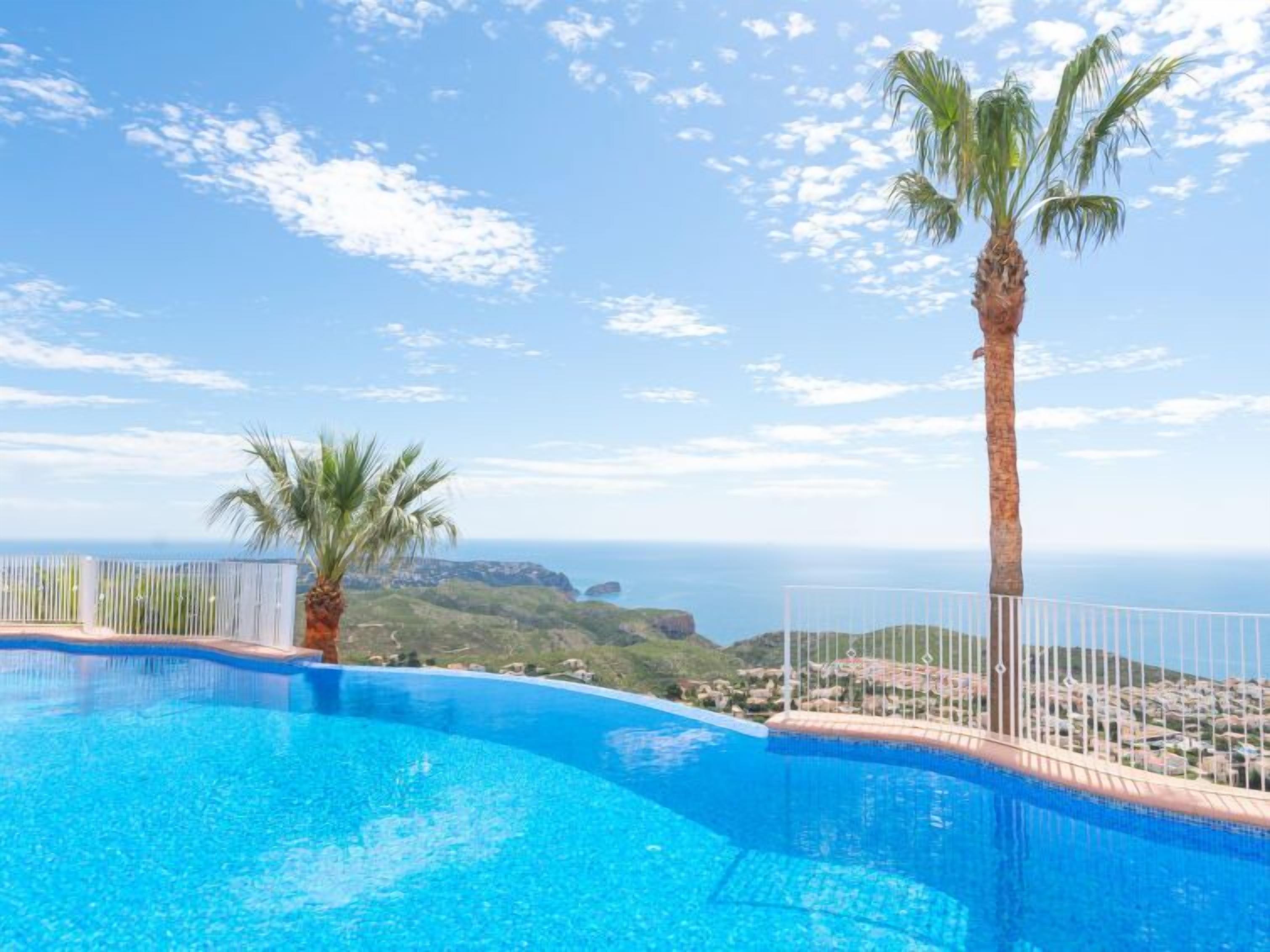 Un ciel d’un bleu éclatant, une piscine et une vue sur l’océan.