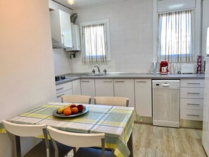 Kühlschrank, Mikrowelle, Geschirrspüler, Kochgeschirr/Geschirr/Besteck