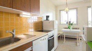 Une cuisine avec des meubles en bois, un évier, un lave-vaisselle, une cuisinière et une fenêtre donnant sur un beau paysage.